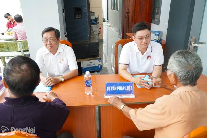 Các luật sư, luật gia Đồng Nai tư vấn pháp luật miễn phí cho người dân tại xã Sông Ray. Ảnh minh họa: An Nhơn