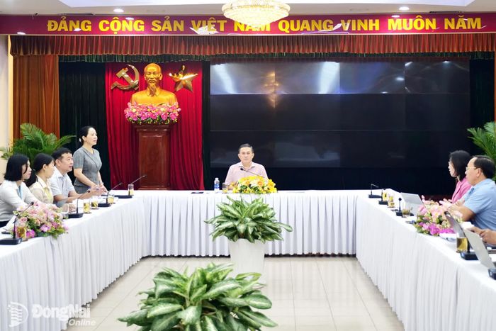 Ủy viên Ban Thường vụ Thành ủy, Phó Chủ tịch UBND thành phố Lê Trường Sơn chủ trì cuộc họp. Ảnh: Hạnh Dung