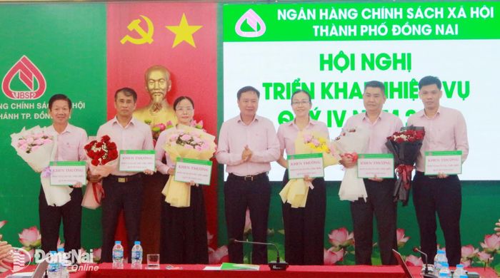 Giám đốc Chi nhánh Ngân hàng Chính sách xã hội thành phố Đồng Nai Lê Bá Chuyên trao khen thưởng cho các đơn vị. Ảnh: N.Hòa