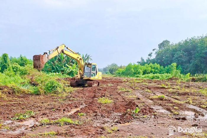 Thi công xây dựng đường gom, đường bên thuộc Dự án Thành phần 1, đường vành đai 4 - Thành phố Hồ Chí Minh đoạn qua xã Hưng Thịnh, thành phố Đồng Nai. Ảnh: CTV