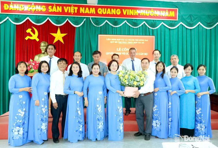 Bà Vy Vũ Hồng Thảo cùng lãnh đạo Liên minh Hợp tác xã thành phố Đồng Nai và các thành viên của quỹ. Ảnh: Vương Thế
