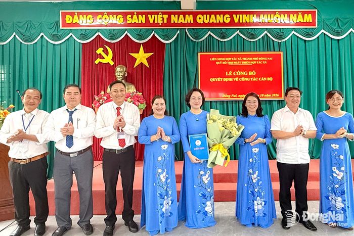 Bà Vy Vũ Hồng Thảo nhận quyết định kiêm nhiệm giữ chức Chủ tịch Quỹ Hỗ trợ phát triển Hợp tác xã thành phố Đồng Nai. Ảnh: HQ