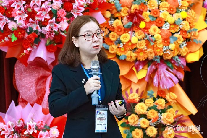 Các chuyên gia đến từ Đại học Kinh tế Thành phố Hồ Chí Minh trình bày báo cáo về tăng cường chuyển đổi xanh cho nền kinh tế. Ảnh: Công Nghĩa