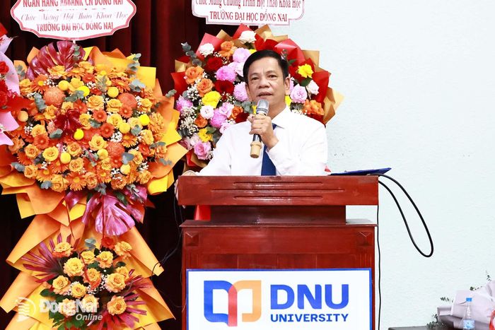 Tiến sĩ Nguyễn Văn Toàn, Phó Hiệu trưởng phụ trách Trường đại học Đồng Nai phát biểu khai mạc hội thảo. Ảnh: Công Nghĩa