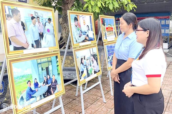 Trung tâm Văn hóa - Điện ảnh Đồng Nai trưng bày hình ảnh tuyên truyền về cải cách hành chính năm 2026, phục vụ các tầng lớp nhân dân tại xã Hưng Thịnh. Ảnh: ĐVCC