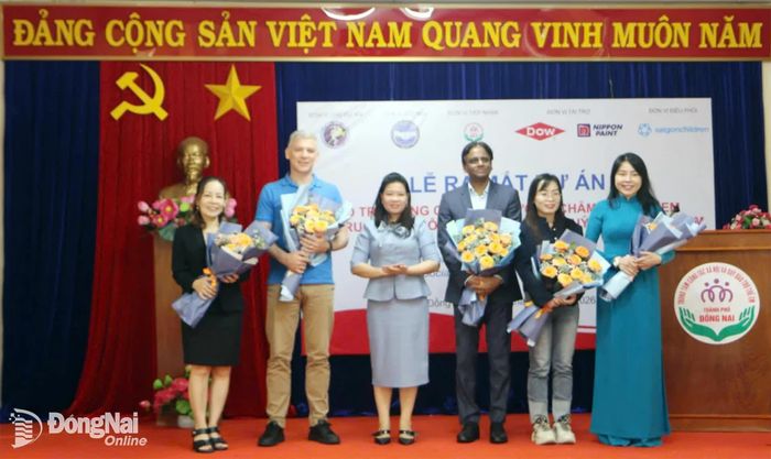 Phó Giám đốc Sở Y tế Phạm Thị Mai Hương tặng hoa tri nhân các nhà tài trợ, đơn vị đồng hành và kết nối thực hiện dự án. Ảnh: Văn Truyên
