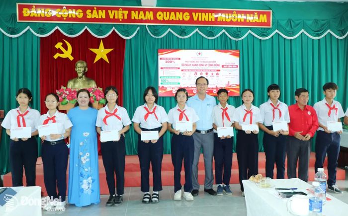 Đại diện Công ty cổ phần Kết cấu thép GSB cùng lãnh đạo Hội Chữ thập đỏ thành phố Đồng Nai, Liên minh Hợp tác xã thành phố Đồng Nai trao học bổng cho học sinh. Ảnh: Vương Thế
