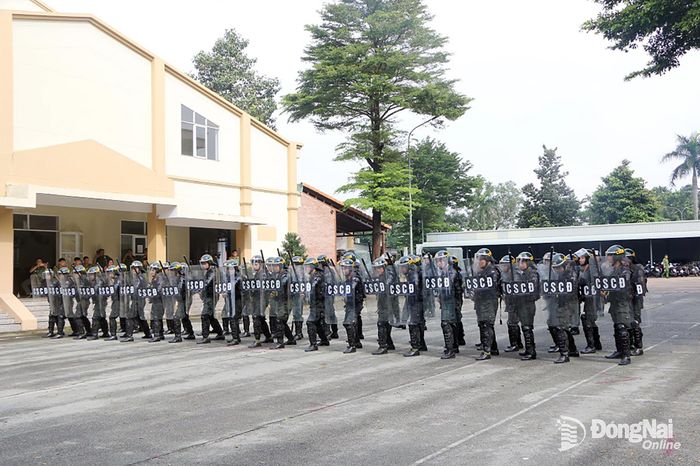 Cán bộ, chiến sĩ triển khai các phương án diễn tập tại buổi lễ. Ảnh: T.V