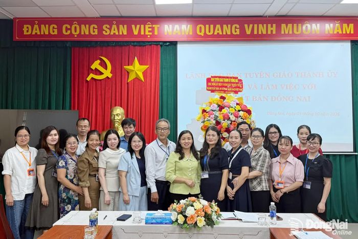 Đoàn Ban Tuyên giáo Thành ủy chụp ảnh lưu niệm cùng Ban Giám đốc và tập thể Nhà xuất bản Đồng Nai. Ảnh: Đức Phương
