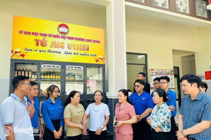 Đoàn công tác Ban Tuyên giáo Thành ủy Đồng Nai khảo sát,  trao đổi với các thành viên trong thực hiện mô hình “Mặt trận đồng hành - an sinh bền vững” của Long Thành. Ảnh: Đào Nga