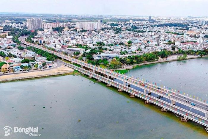 Cầu Hóa An kết nối giữa 2 phường Trấn Biên và Biên Hòa. Ảnh: Nguyễn Anh Trọng