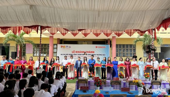 Lãnh đạo Thành đoàn, Hội LHTN Việt Nam thành phố Đồng Nai cùng lãnh đạo địa phương, trường học, các đơn vị đồng hành cắt băng khánh thành Dự án xây dựng công trình nhà vệ sinh trường học. Ảnh: Ngọc Thuận
