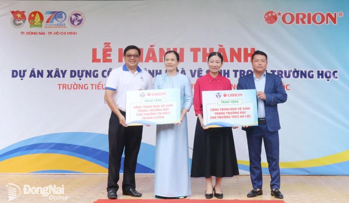Trung tâm Công tác xã hội Thanh niên Thành phố Hồ Chí Minh và Công ty TNHH Thực phẩm ORION VINA trao bảng tượng trưng nguồn lực công trình cho Trường TH-THCS Thanh Lương và Trường THCS An Lộc. Ảnh: Ngọc Huyền