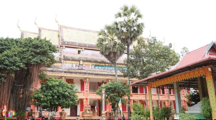 Chùa Sóc Lớn nổi bật với kiến trúc Phật giáo Khmer đặc sắc, hài hòa cùng không gian cây xanh, ruộng đồng bao quanh, tạo nên vẻ trang nghiêm, thanh bình giữa vùng đất Lộc Hưng. Ảnh: Tiến Dũng