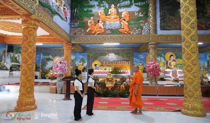 Thượng tọa Thạch Nê giới thiệu với hai MC chương trình “Khám phá Đồng Nai” về kiến trúc, nghệ thuật trang trí và những giá trị văn hóa, tôn giáo đặc sắc tại chùa Sóc Lớn. Ảnh: Tiến Dũng