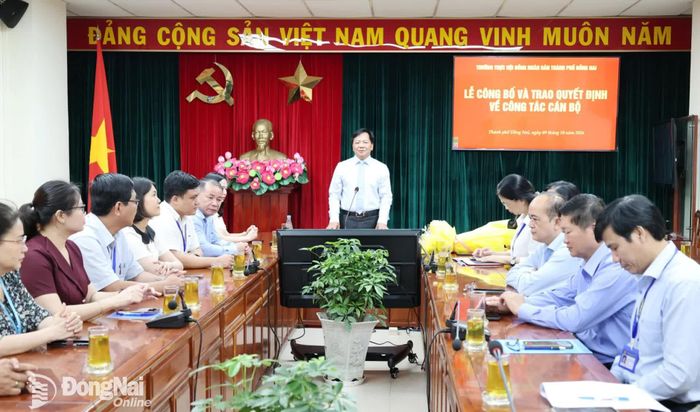 Thành ủy viên, Phó Chủ tịch HĐND thành phố Trần Văn Mi phát biểu tại buổi lễ. Ảnh: Hồ Thảo