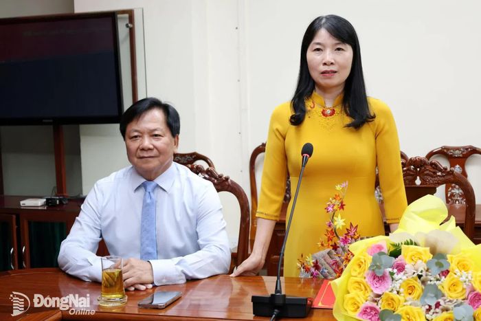 Bà Trịnh Thị Hòa, Phó Chánh văn phòng Đoàn đại biểu Quốc hội và HĐND thành phố phát biểu nhận nhiệm vụ. Ảnh: Hồ Thảo