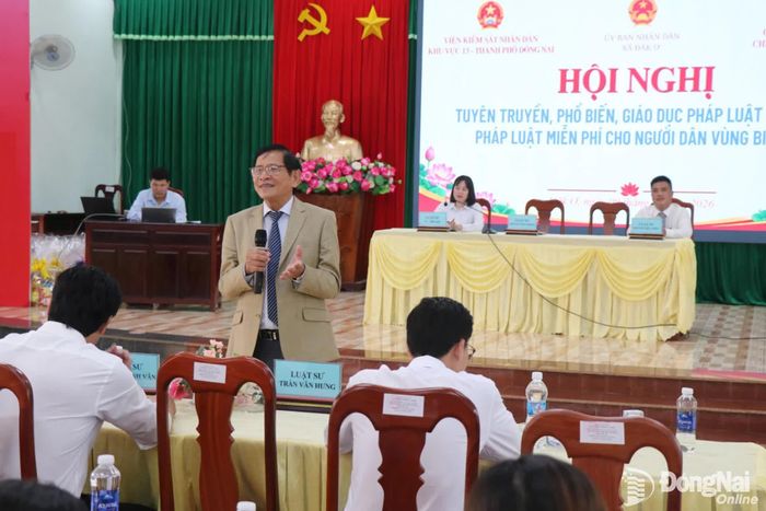 Các luật sư tư vấn, giải đáp những vướng mắc pháp lý cho người dân tại hội nghị. Ảnh: Trương Hiện