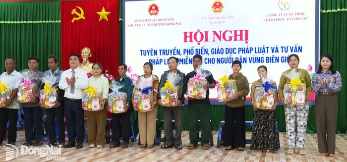 Lãnh đạo Viện Kiểm sát nhân dân Khu vực 13 - thành phố Đồng Nai, UBND xã Đăk Ơ, Công ty Luật TNHH Chính Phúc và Cộng sự trao quà cho người dân xã Đăk Ơ. Ảnh: Trương Hiện