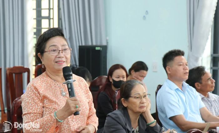 Người dân trao đổi, tìm hiểu các quy định pháp luật tại hội nghị. Ảnh: Trương Hiện