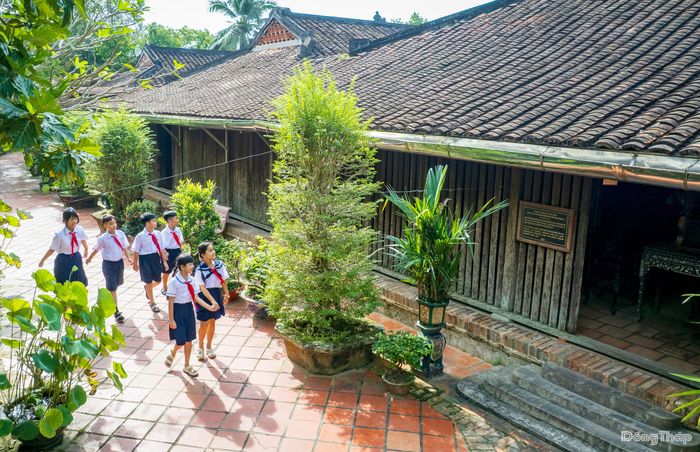 Tác phẩm "Về bên nhà cổ". Ảnh: HIẾU 67