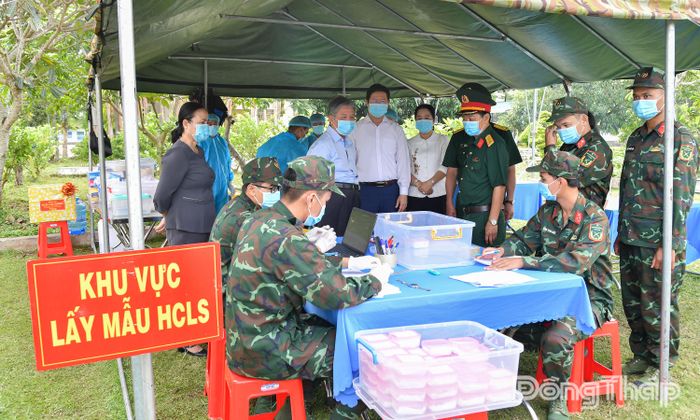 Đồng chí Ngô Chí Cường, Ủy viên Ban Chấp hành Trung ương Đảng, Bí thư Tỉnh ủy, Chủ tịch HĐND tỉnh, thăm, động viên lực lượng làm nhiệm vụ lấy mẫu sinh phẩm hài cốt tại Nghĩa trang Liệt sĩ Cao Lãnh.