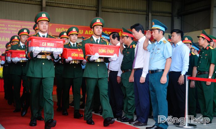 Đồng chí Huỳnh Minh Tuấn, Phó Chủ tịch UBND tỉnh, Trưởng Ban Chỉ đạo 515 tỉnh Đồng Tháp tiễn đưa 4.510 mẫu sinh phẩm hài cốt liệt sĩ của Đồng Tháp lên máy bay quân sự từ Sân bay Quốc tế Cần Thơ ra Hà Nội để phục vụ giám định ADN, xác định danh tính.