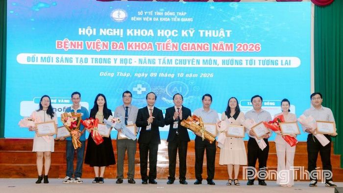 Lãnh đạo Bệnh viện Đa khoa Tiền Giang tặng hoa cảm ơn các đơn vị tài trợ.