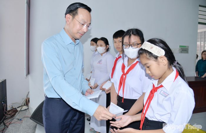 Đồng chí Nguyễn Thanh Nhàn trao học bổng cho các em học sinh nghèo, có hoàn cảnh khó khăn.
