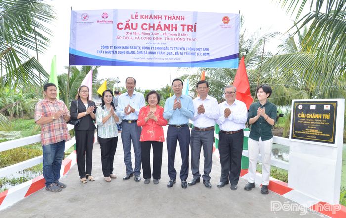 Các đại biểu chụp ảnh lưu niệm tại Lễ khánh thành.