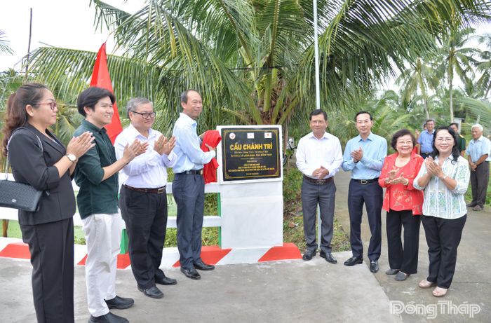 Các đại biểu thực hiện nghi thức khánh thành cầu Chánh Trí.