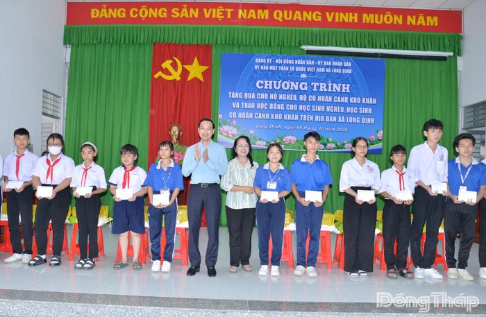 Đồng chí Nguyễn Thanh Nhàn cùng đơn vị tài trợ trao học bổng cho các em học sinh nghèo, có hoàn cảnh khó khăn.