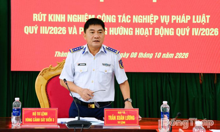 Đại tá Trần Xuân Lương, Tư lệnh Vùng phát biểu tại hội nghị.