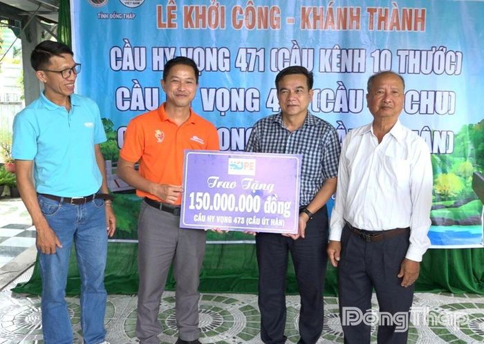 Đại diện Quỹ Hy Vọng trao tặng kinh phí xây dựng các công trình trên địa bàn xã Hòa Long. 