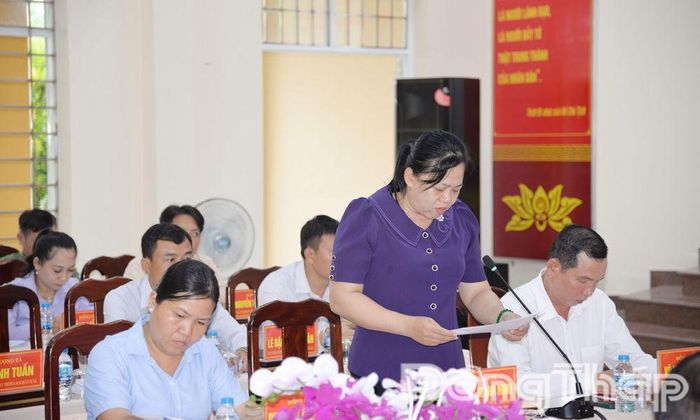 Đồng chí Lê Thị Thanh Minh, Chủ tịch UBND xã, báo cáo kết quả xã Đồng Sơn xây dựng nông thôn mới.
