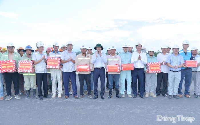 Đồng chí Nguyễn Thanh Nhàn tặng quà, động viên công nhân thi công tại Dự án thành phần 1 cao tốc Cao Lãnh - An Hữu và cao tốc Mỹ An - Cao Lãnh.