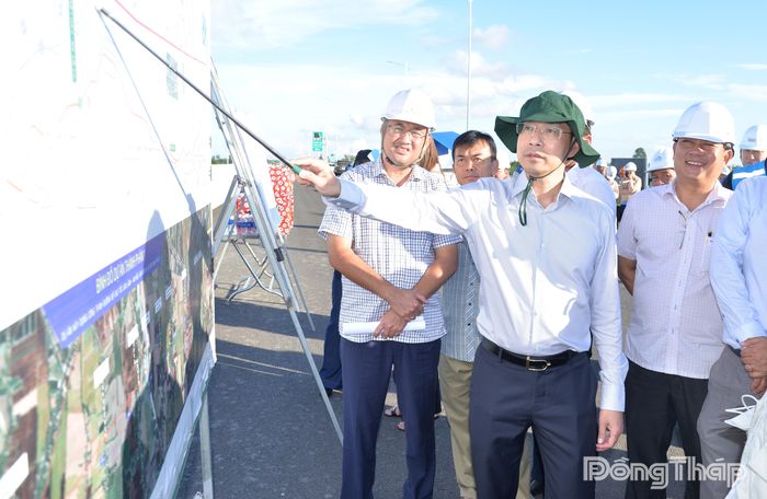 Đồng chí Nguyễn Thanh Nhàn khảo sát thực tế tại Dự án thành phần 1 cao tốc Cao Lãnh - An Hữu điểm giao với tuyến cao tốc Mỹ An - Cao Lãnh.