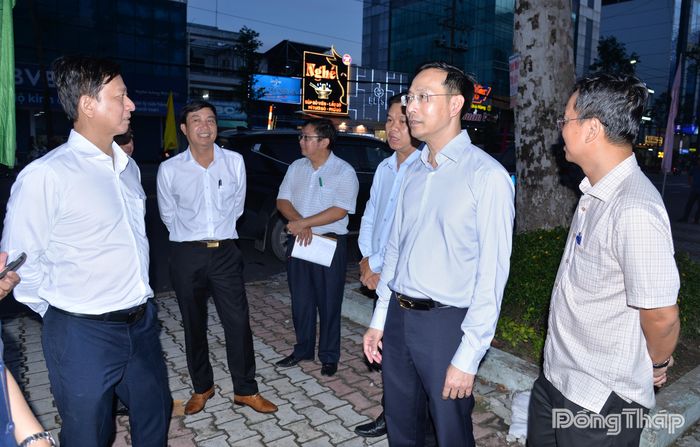 Đồng chí Nguyễn Thanh Nhàn khảo sát các khu đất công trên địa bàn phường Cao Lãnh.