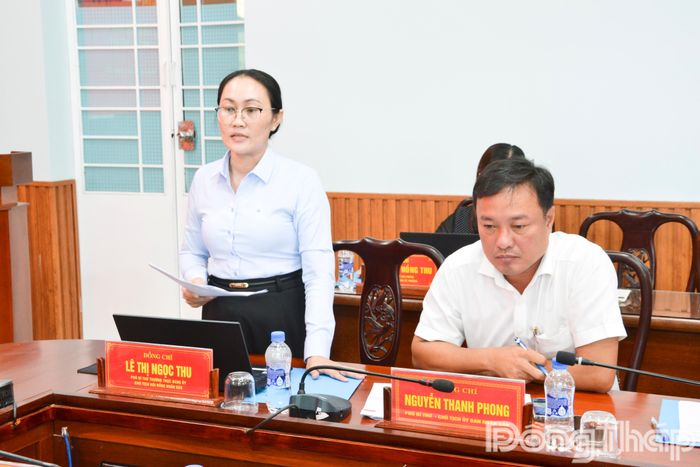 Đồng chí Lê Thị Ngọc Thu, Phó Bí thư Thường trực Đảng ủy, Chủ tịch HĐND phường Sơn Qui, phát biểu tại buổi làm việc.