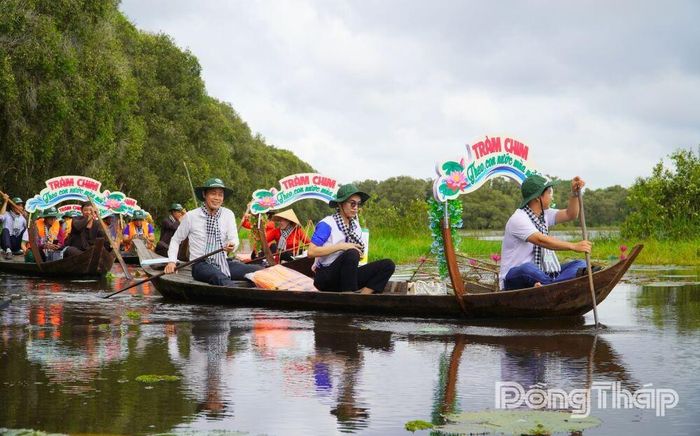 Du khách trải nghiệm hoạt động bơi xuồng trên đồng nước nổi trong Vườn Quốc gia Tràm Chim.