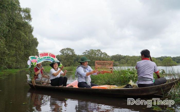 Du khách tham gia trải nghiệm sử dụng ngư cụ bắt cá mùa nước nổi.  