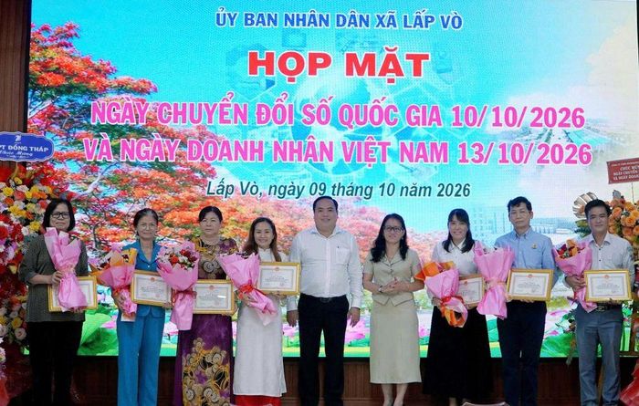 Lãnh đạo Đảng ủy, UBND xã Lấp Vò khen thưởng các đơn vị có thành tích thực hiện tốt công tác chuyển đổi số, cùng các doanh nghiệp, hợp tác xã tiêu biểu... 