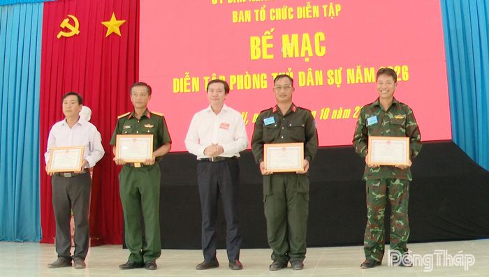 Ban Tổ chức diễn tập trao thưởng cho 4 tập thể có thành tích xuất sắc trong thực hiện nhiệm vụ diễn tập phòng thủ dân sự xã Tân Thới năm 2026.