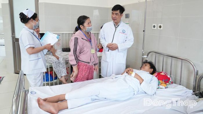 Bác sĩ thăm khám, theo dõi sức khỏe trẻ đang điều trị bệnh sốt xuất huyết tại Bệnh viện Đa khoa Tiền Giang.