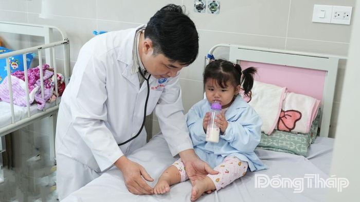 Bác sĩ thăm khám, theo dõi sức khỏe trẻ đang điều trị bệnh tay chân miệng tại Bệnh viện Đa khoa Tiền Giang.