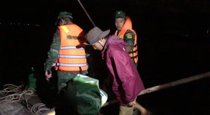 Cán bộ Đồn Biên phòng Nhơn Lý bắt quả tang ông Đỗ Tiến Anh khai thác cát trái phép. Ảnh: C.C