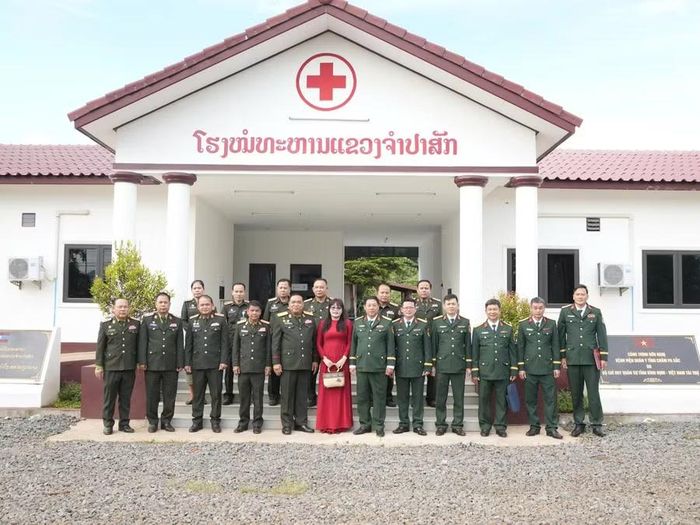  Đoàn công tác Bộ CHQS tỉnh Gia Lai tham quan công trình hữu nghị Bệnh viện Quân y tỉnh Chămpasak. Ảnh: Đức Dũng 