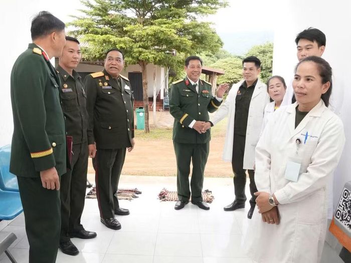  Đoàn công tác Bộ CHQS tỉnh Gia Lai trò chuyện với các y, bác sĩ Bệnh viện Quân y tỉnh Chămpasak. Ảnh: Đức Dũng 