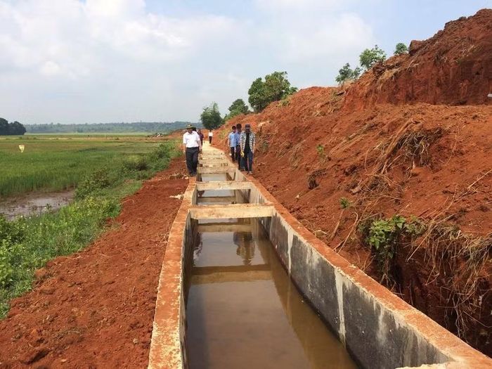  Cán bộ chuyên môn kiểm tra hệ thống kênh mương thủy lợi trên địa bàn xã Đak Đoa, bảo đảm phục vụ sản xuất nông nghiệp. Ảnh: L.N 
