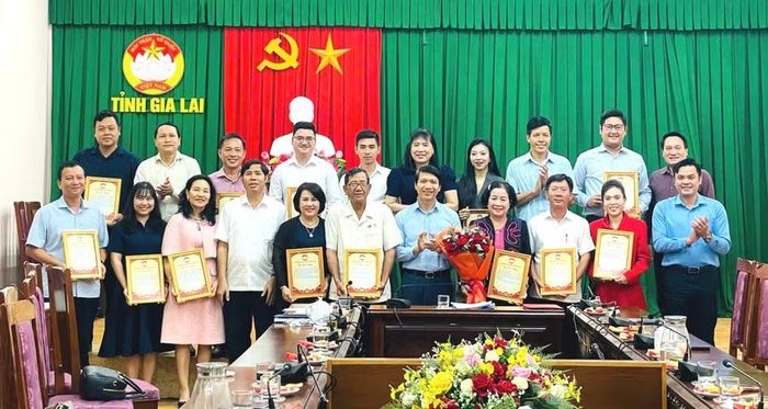  Ủy ban MTTQ Việt Nam tỉnh trao thư chúc mừng 14 doanh nhân là Ủy viên Ủy ban MTTQ Việt Nam tỉnh và các doanh nghiệp có nhiều hoạt động phối hợp, đóng góp tích cực cho công tác Mặt trận trên địa bàn tỉnh. Ảnh: Phi Long 